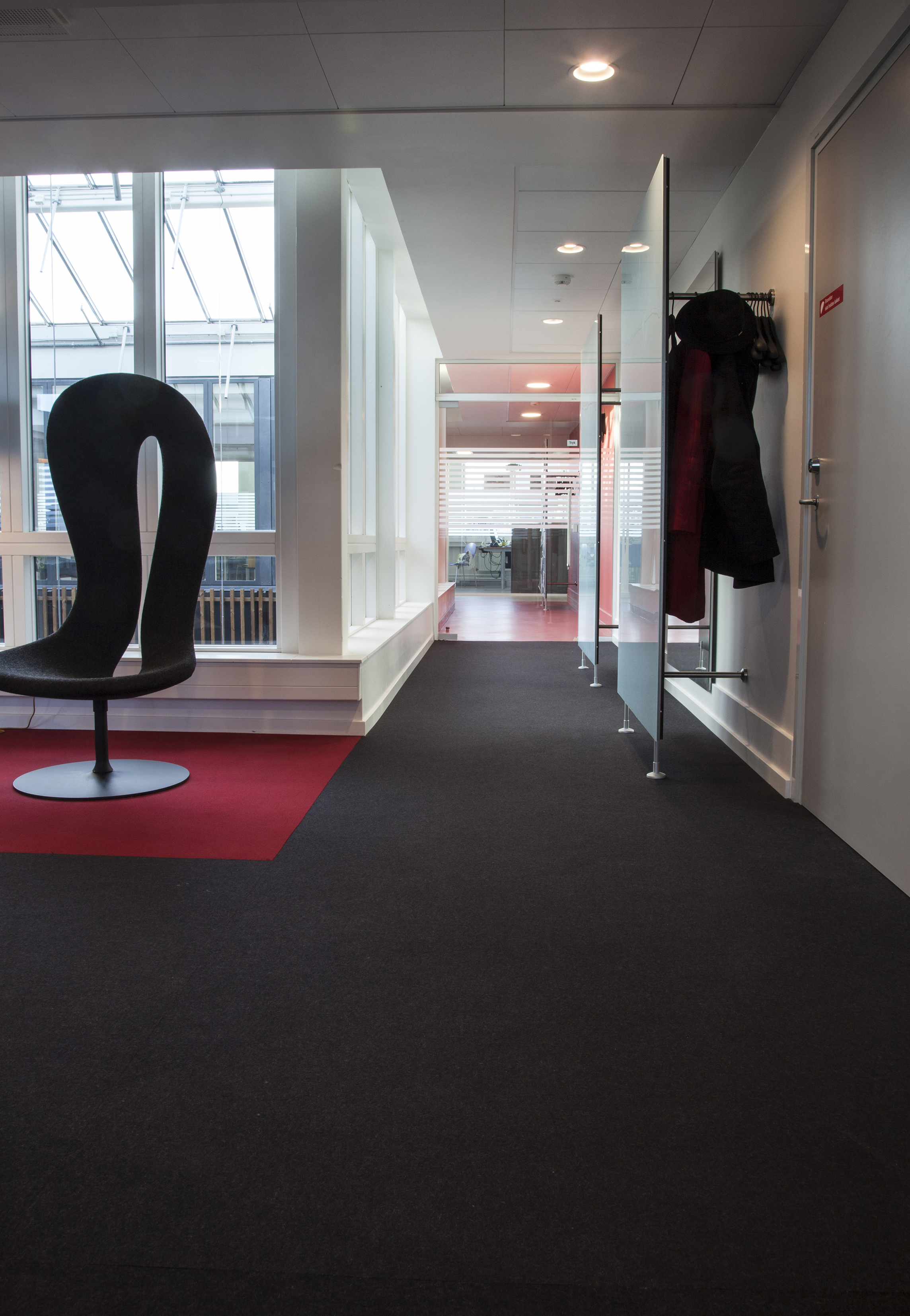 Fraster Filt på gulv på direktionsgangen